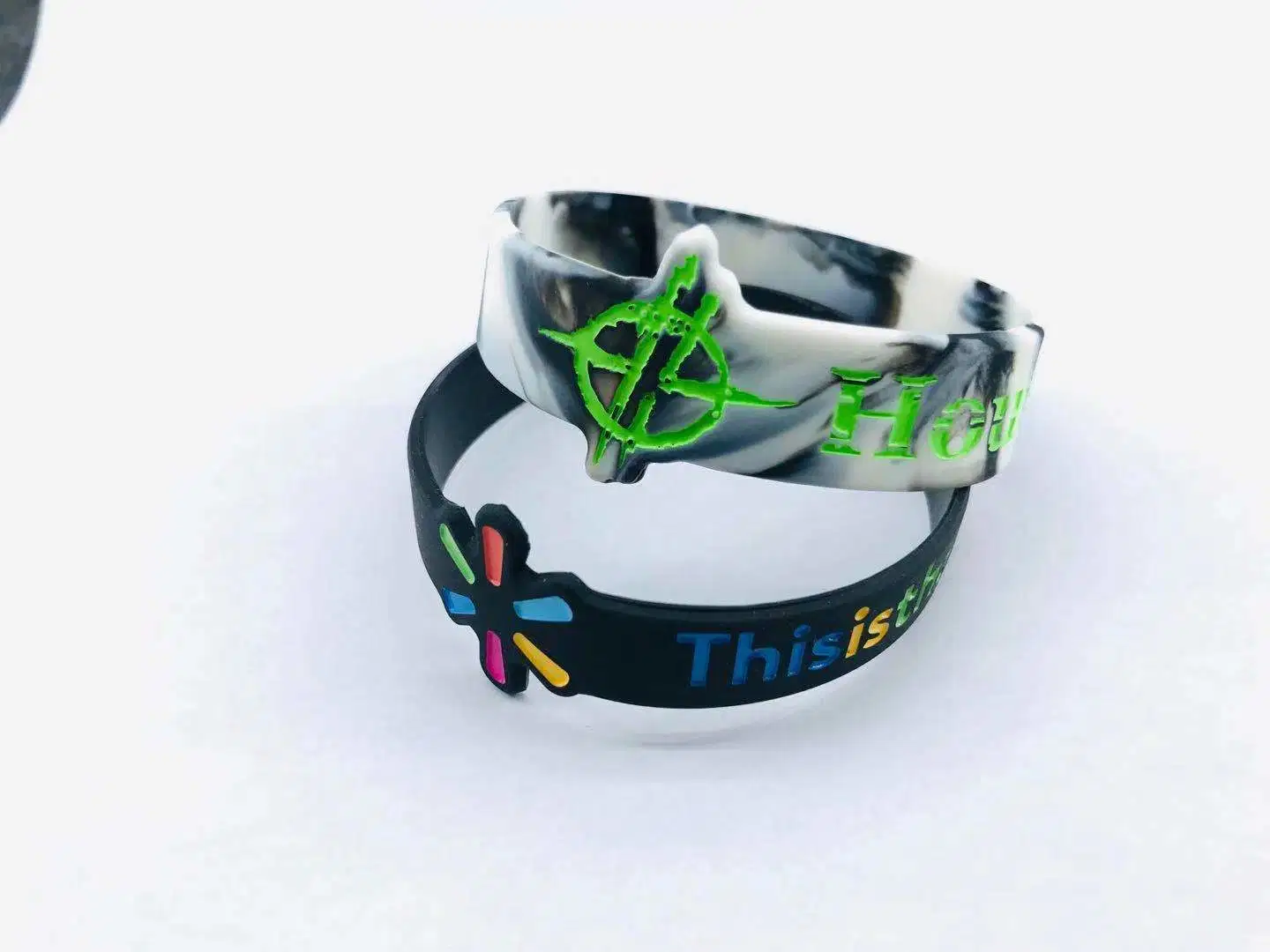 Diseño personalizado con relieve Serigrafiada pulsera de silicona