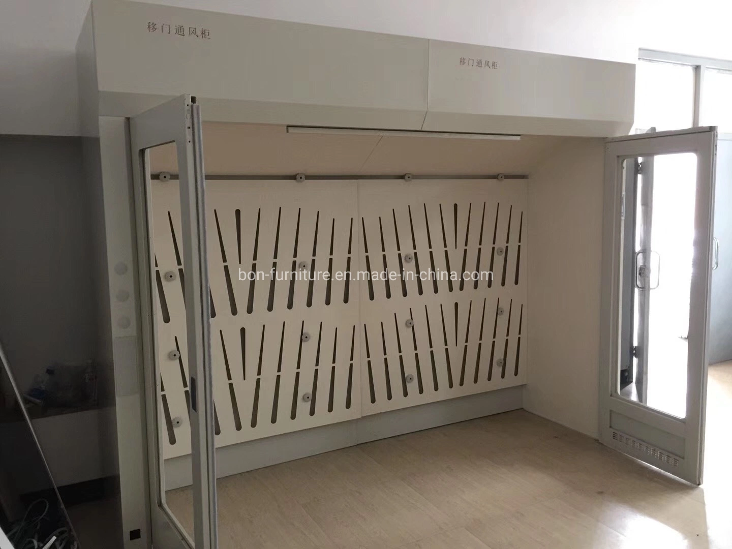 أبواب ثلاثية مثبتة بالأرضية على غطاء Fume Hood