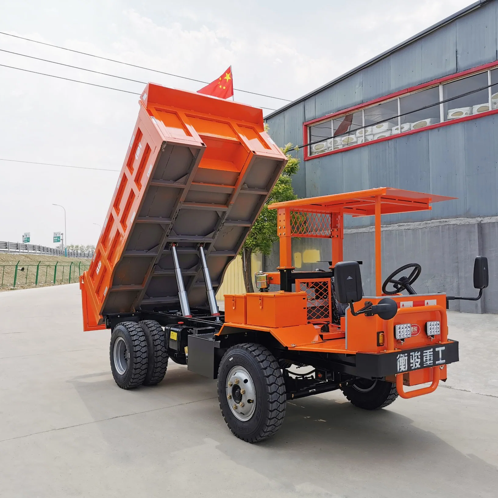 Camion-benne minier 4X4 de 8 tonnes avec pneu antidérapant pour des opérations hors route en toute sécurité à vendre.