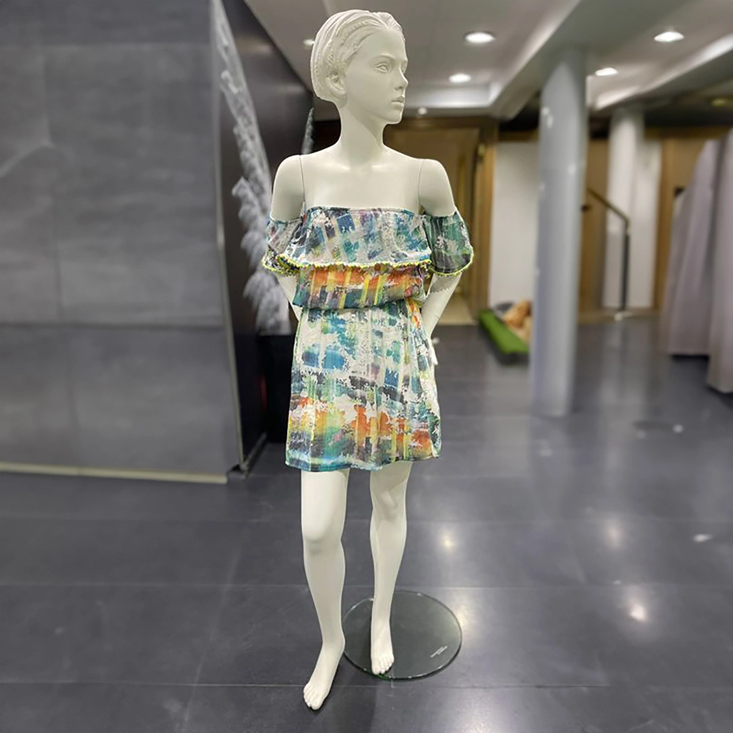 Adaptable Fiberglass Mannequins for Diverse Fashion Presentations