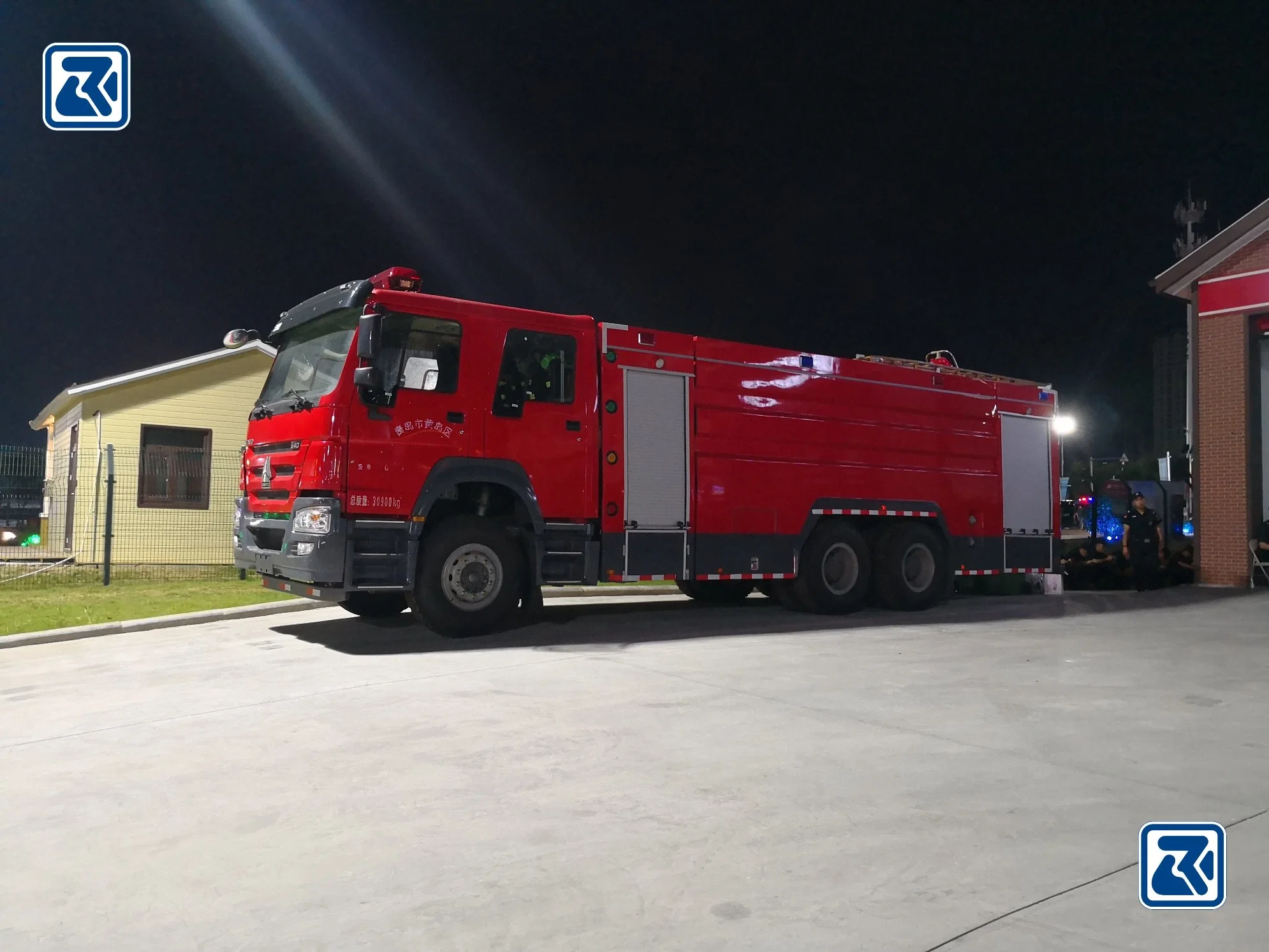 Sinotruk HOWO 4X2 6X4 6X6 bomba de tanque de agua del aeropuerto Fuego Extintor de incendios camión de lucha contra incendios Precio camión de bomberos