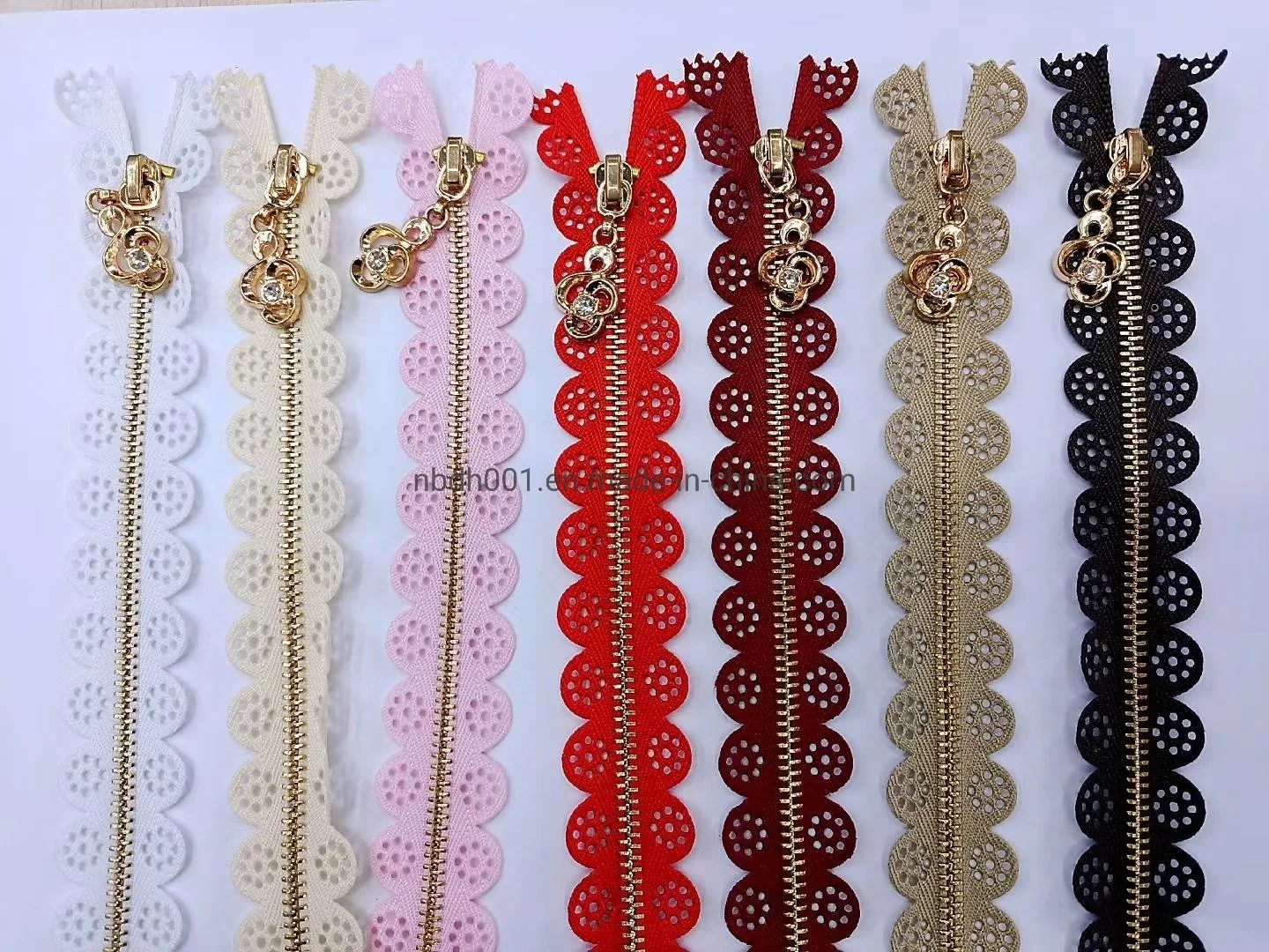 Wholesale/Supplier No. 3# Close End Brass Teeth Metal Lace Fabric Zipper for DIY and Dress