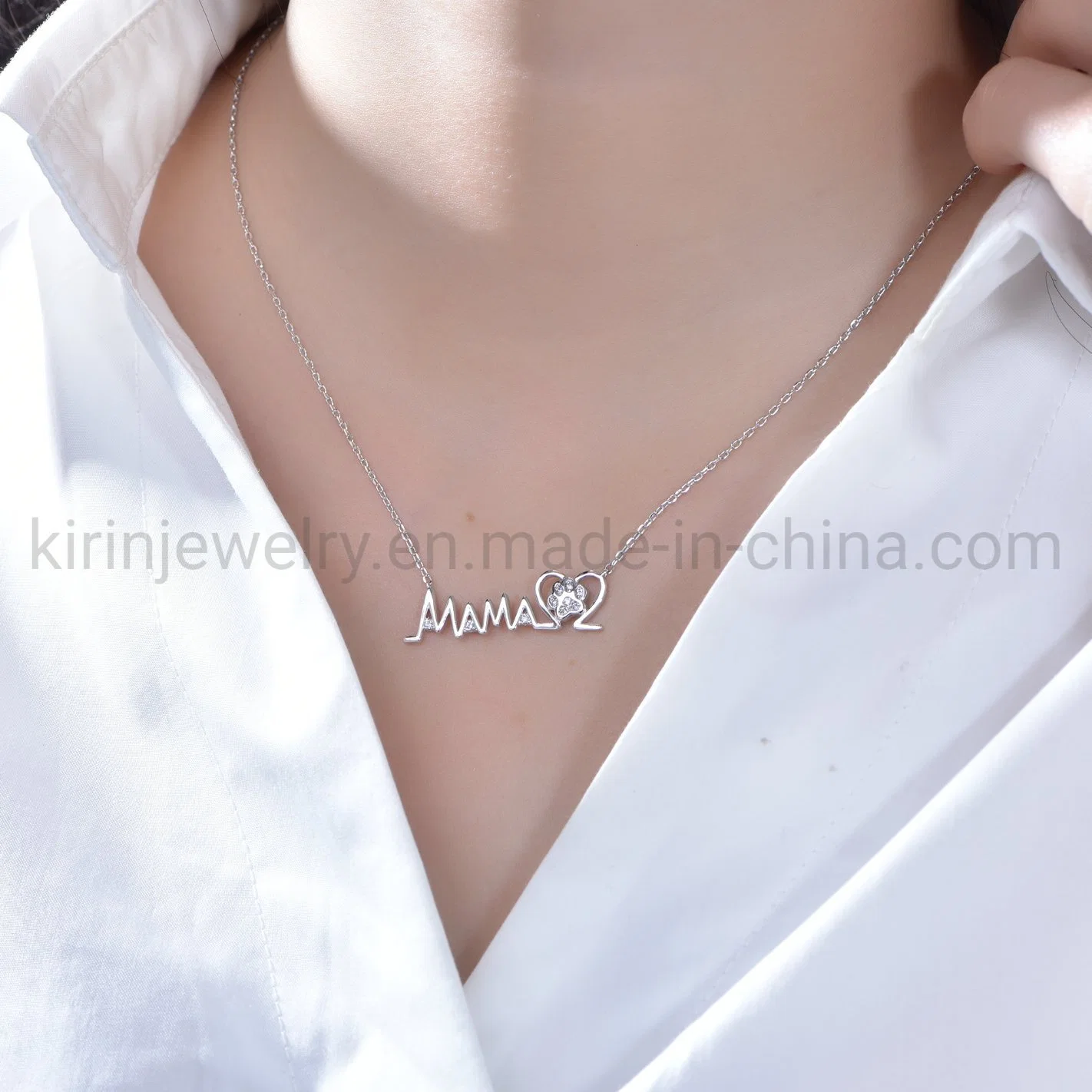 هدية مثالية للطوق الأم De Mama NeckLace White Gold ماما Letter NeckLace Mom 925 Sterling Silver Name Letter مسمي خطاب قلادة