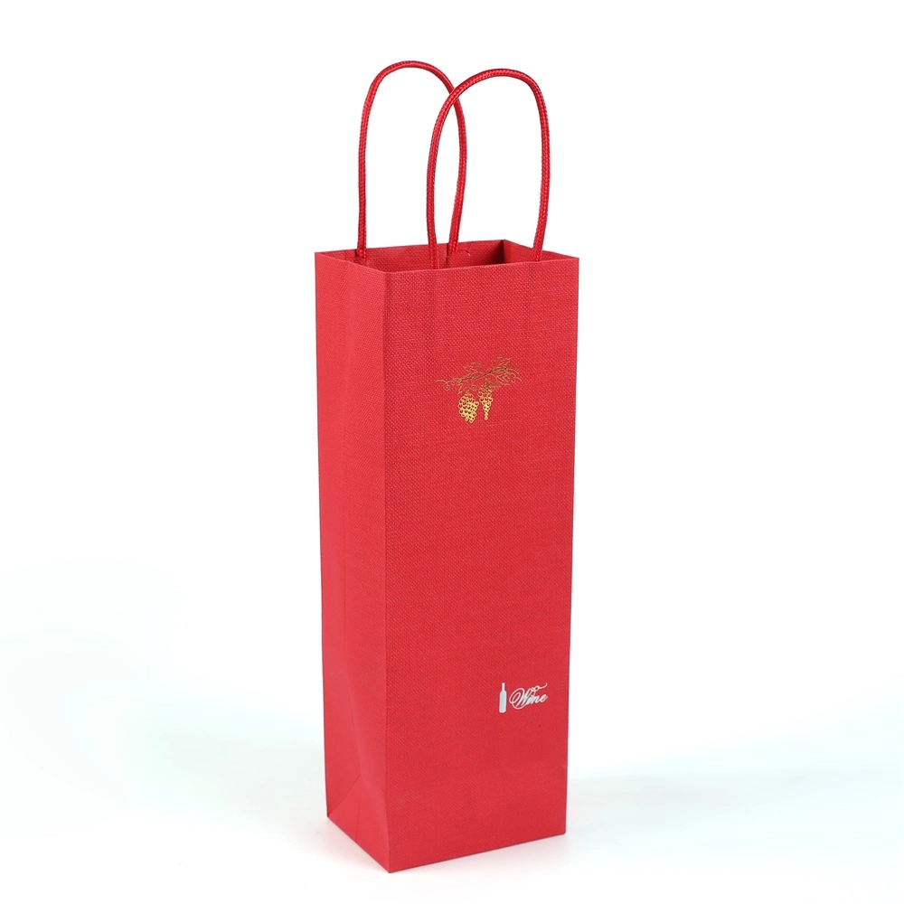 Sacs cadeaux en papier argenté et rouge pour bouteilles de vin avec estampage à chaud.