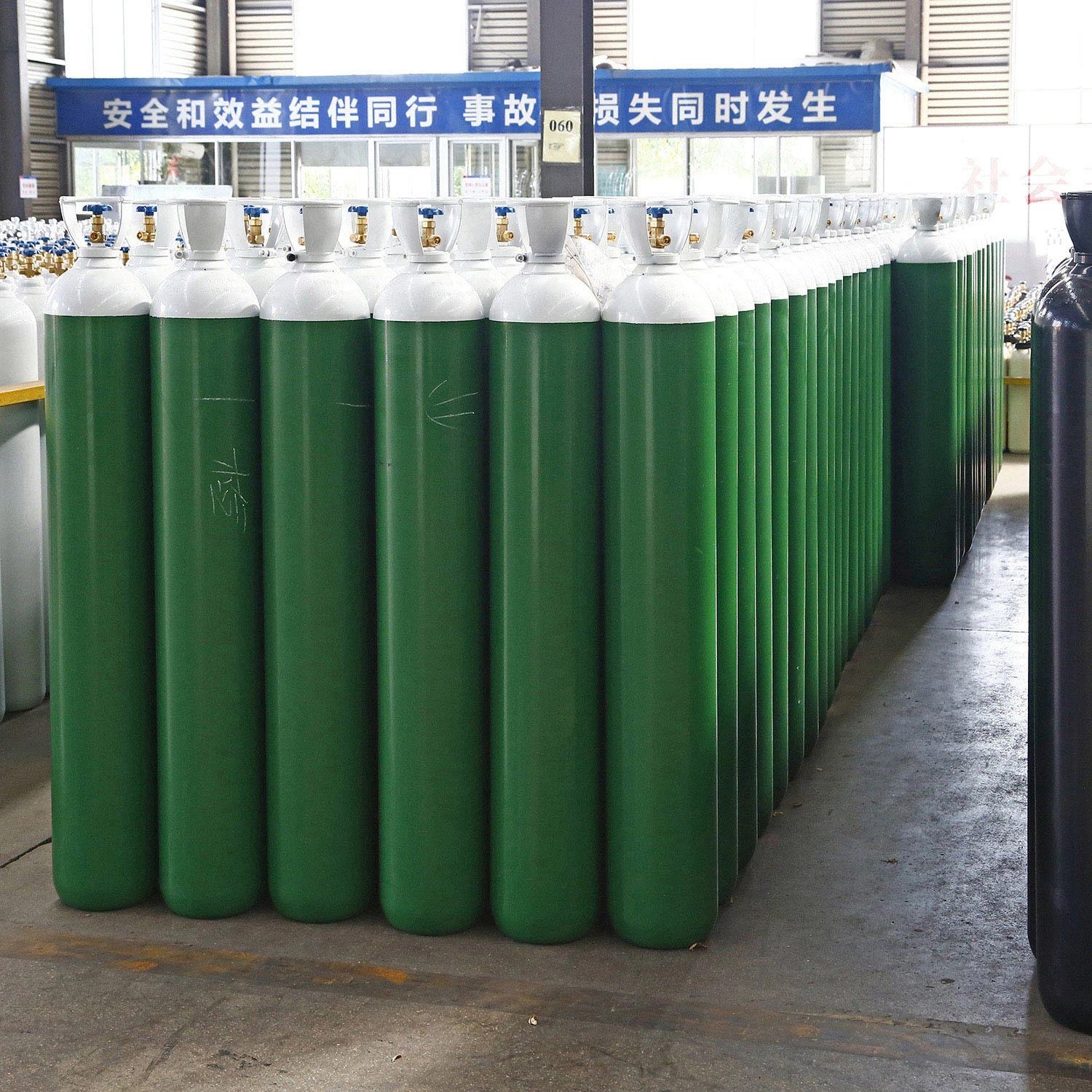 47L Seamless Steel Industrial and Medical Oxygen Gas Cylinder with Valve and Cap