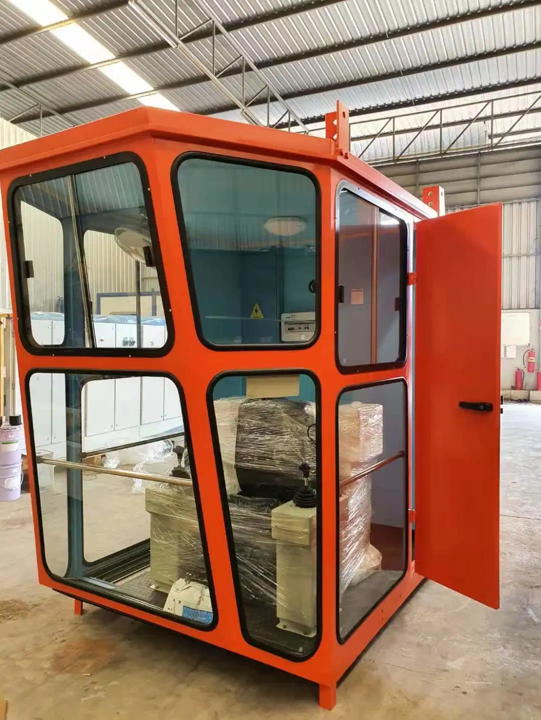Hot Selling Crane Cabin Can Provide Leather and Fabric Lining Seat