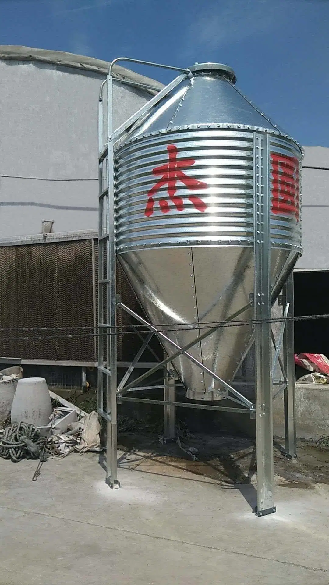 Las granjas de ganado de la tolva del Cono inferior alimentan Silo