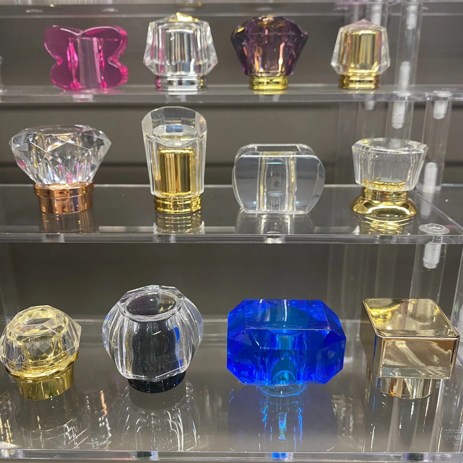 Bouchons de bouteille personnalisés en métal Zamac Cap Luxe pour bouteille de parfum en verre.