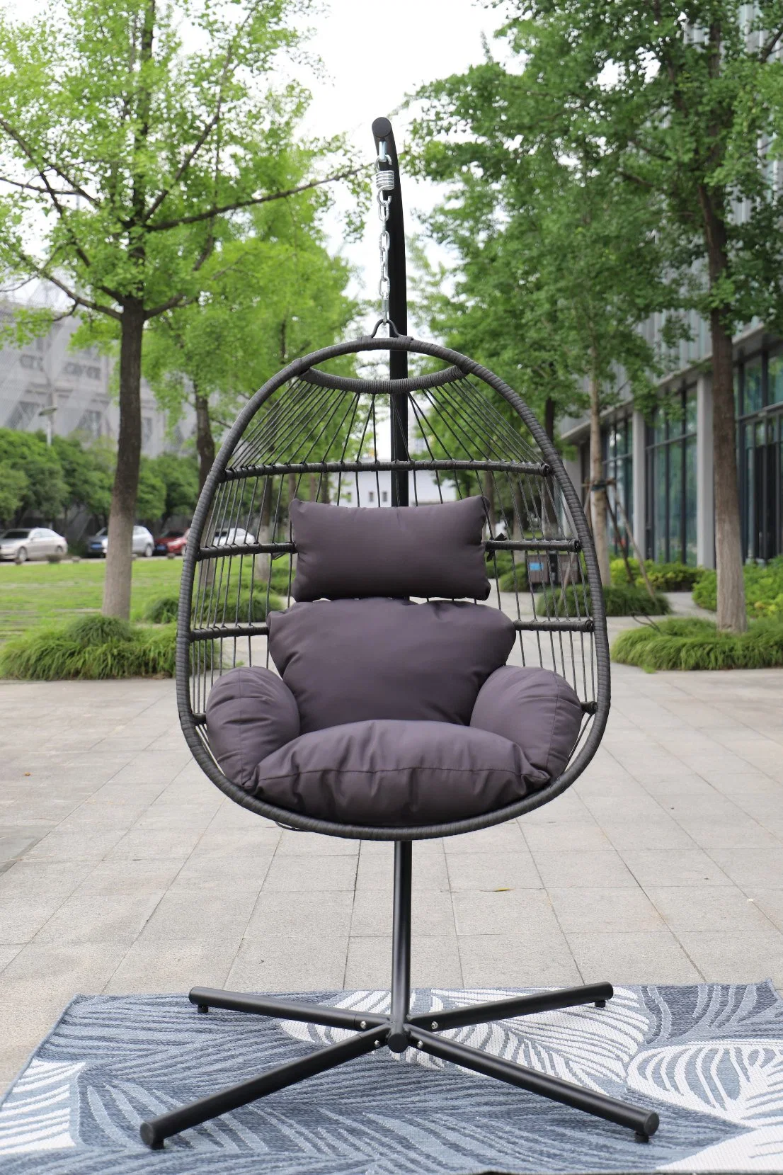 Pátio com móveis de jardim interno descoberto com sacada - Egg de rotim de aço Cadeiras para atividades ao ar livre