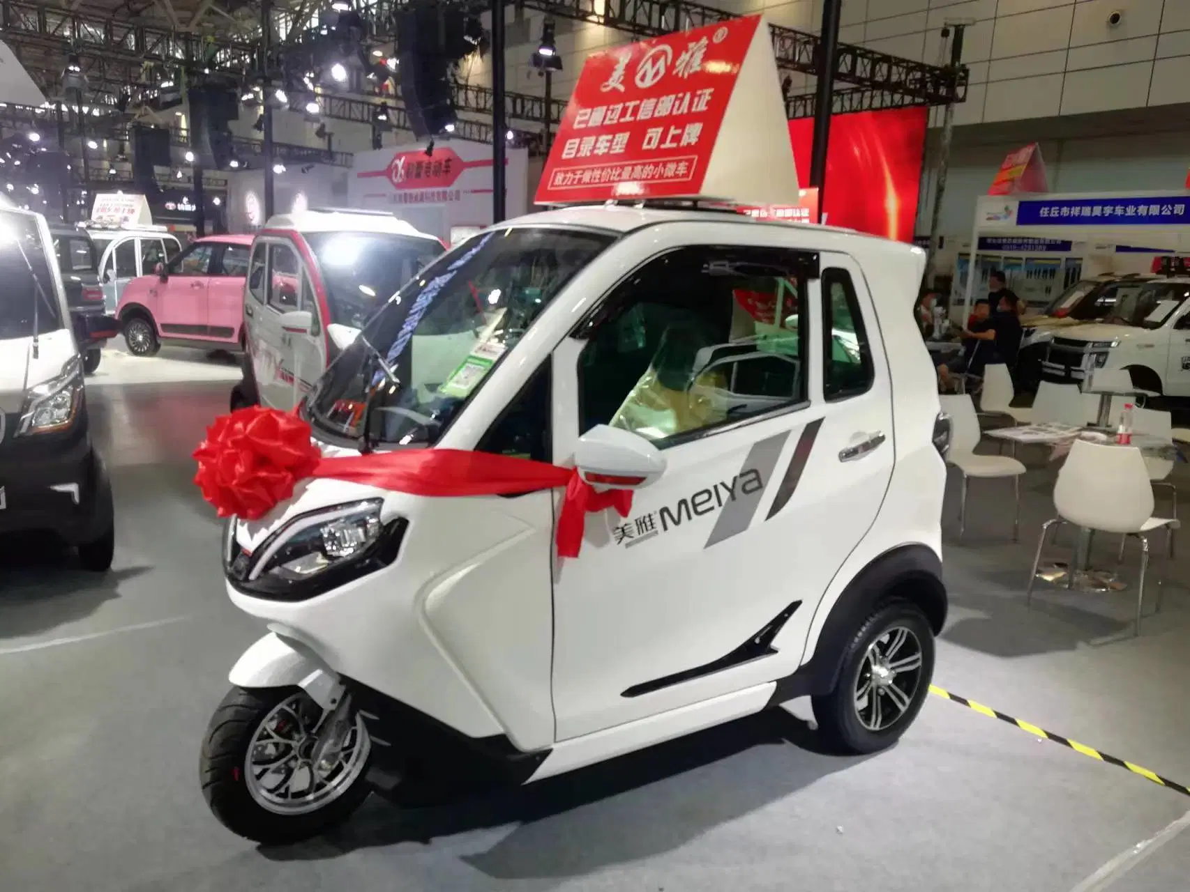 Two Doors Electric Enclosed Tricycle and E Rickshaw with 3 Peoples