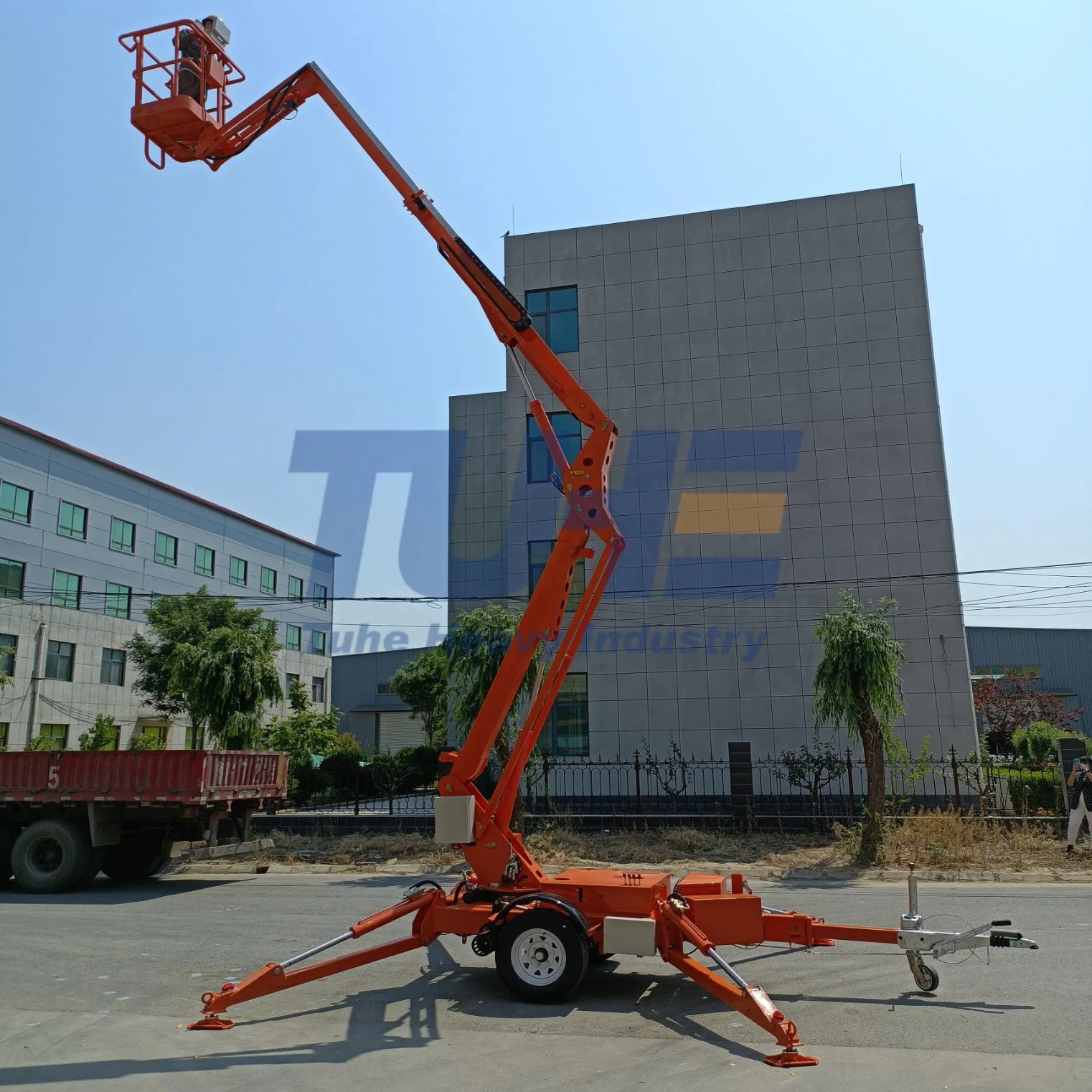 China High Quality Towable Mobile Telescopic Spider Boom Lift for Aerial Working