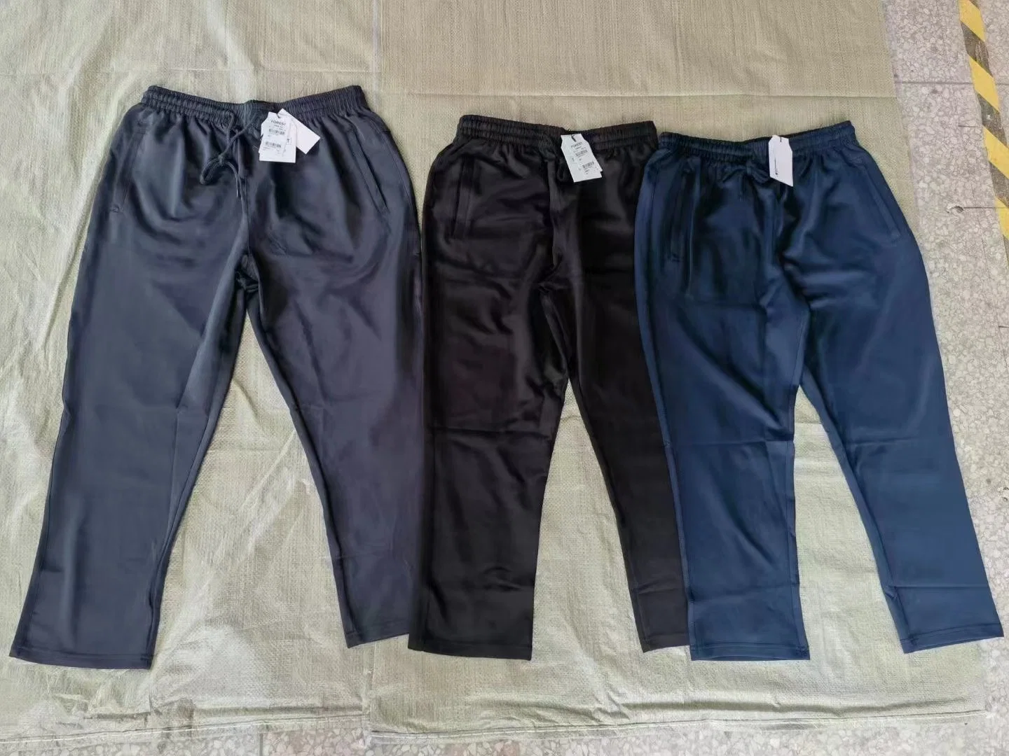 Tres colores para los pantalones de moda a la fábrica de nuevo stock