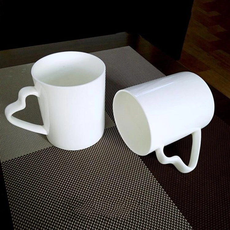 Grandes tasses blanches en porcelaine avec poignée en forme de coeur de qualité supérieure Pour l'impression par sublimation