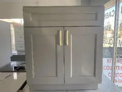 Classic American Solid Wood Bathroom Vanity with Gloss White Shaker Door