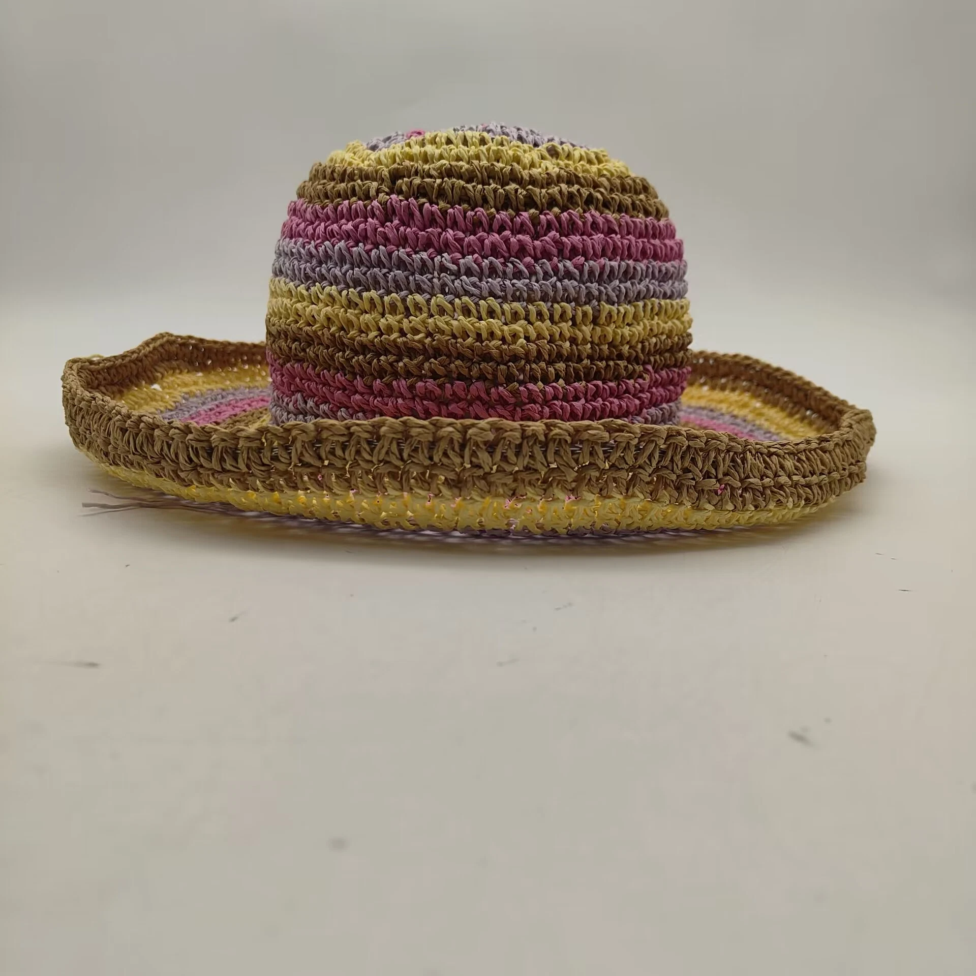 Le chapeau en paille fait main au crochet pour femmes est populaire en été.