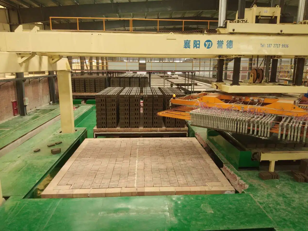 Le béton de ciment automatique brique en argile et le bloc Making Machine les cendres volantes de sable construction en pierre de pavage creux de la machine pour four tunnel