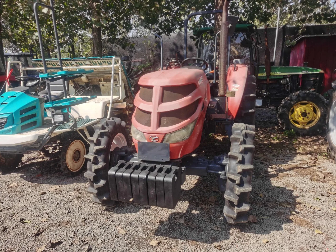 Granja utiliza maquinaria agrícola Tractor Yanmar704