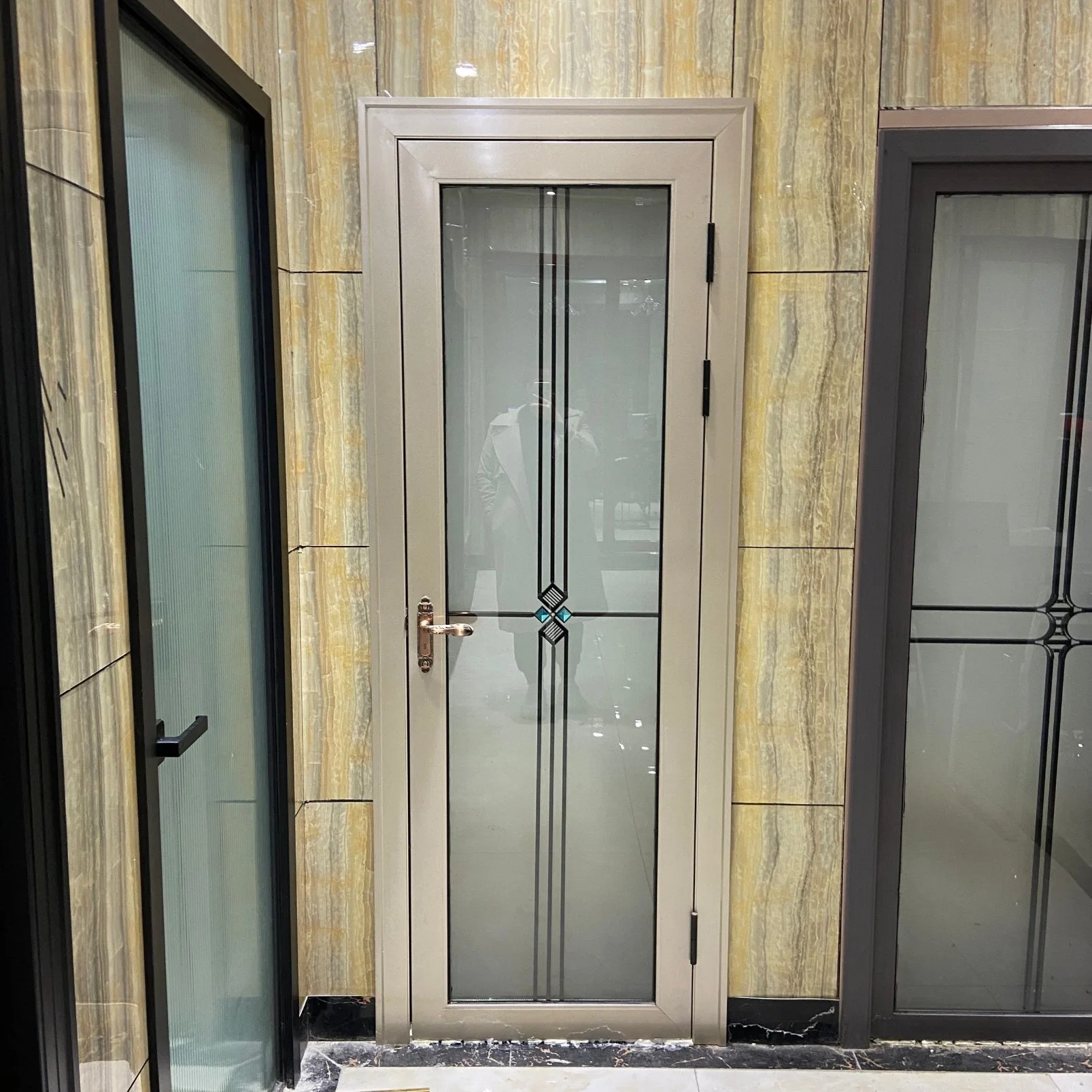 China la puerta de cristal de la puerta de Aluminio Metal en Anodize Champagne, revestimiento de polvo marrón doble vidrio y plástico en la puerta de baño de flores