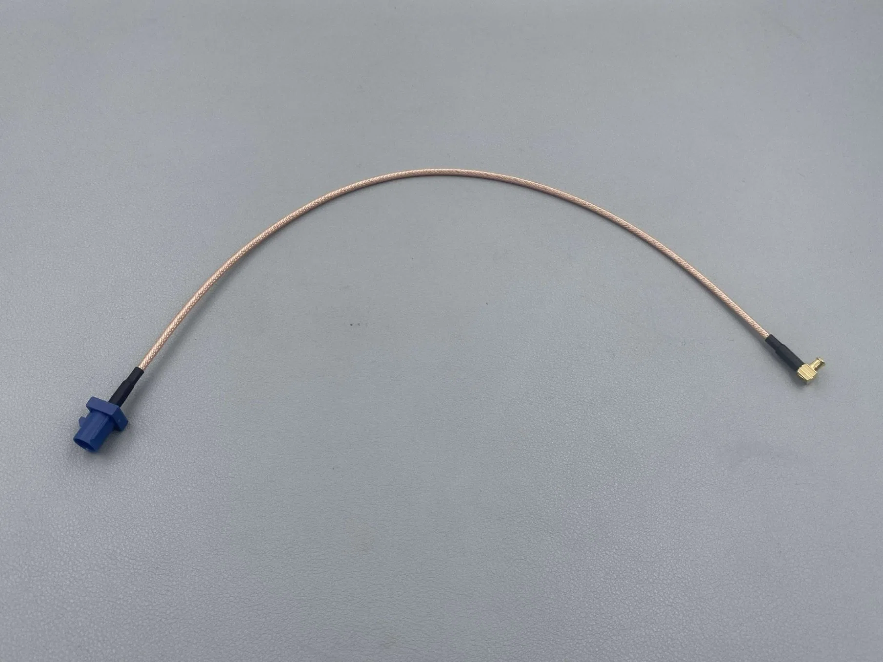 Cable coaxial con conector F.