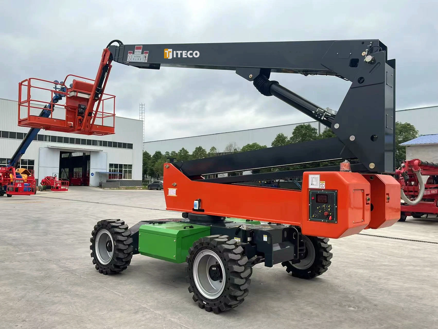 Elevação da lança do braço de elevação da lança telescópica hidráulica auto-motriz Plataforma móvel de trabalho com antena móvel Cherry Picker com elevação de lança reta Elevação da lança telescópica