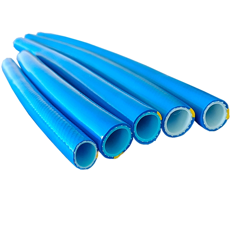 Tube en plastique transparent en PVC pour le transfert d'eau.