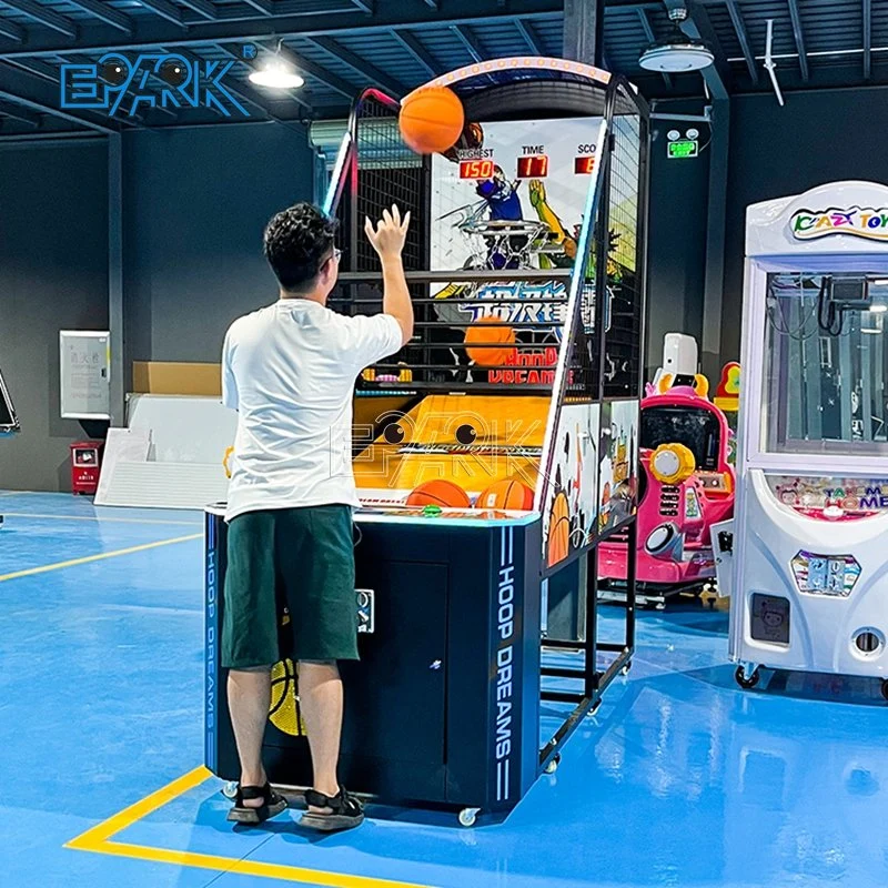 En el interior de baloncesto de la calle el rodaje de máquinas de juego Juego de diversiones de la Moneda de diversiones de moneda