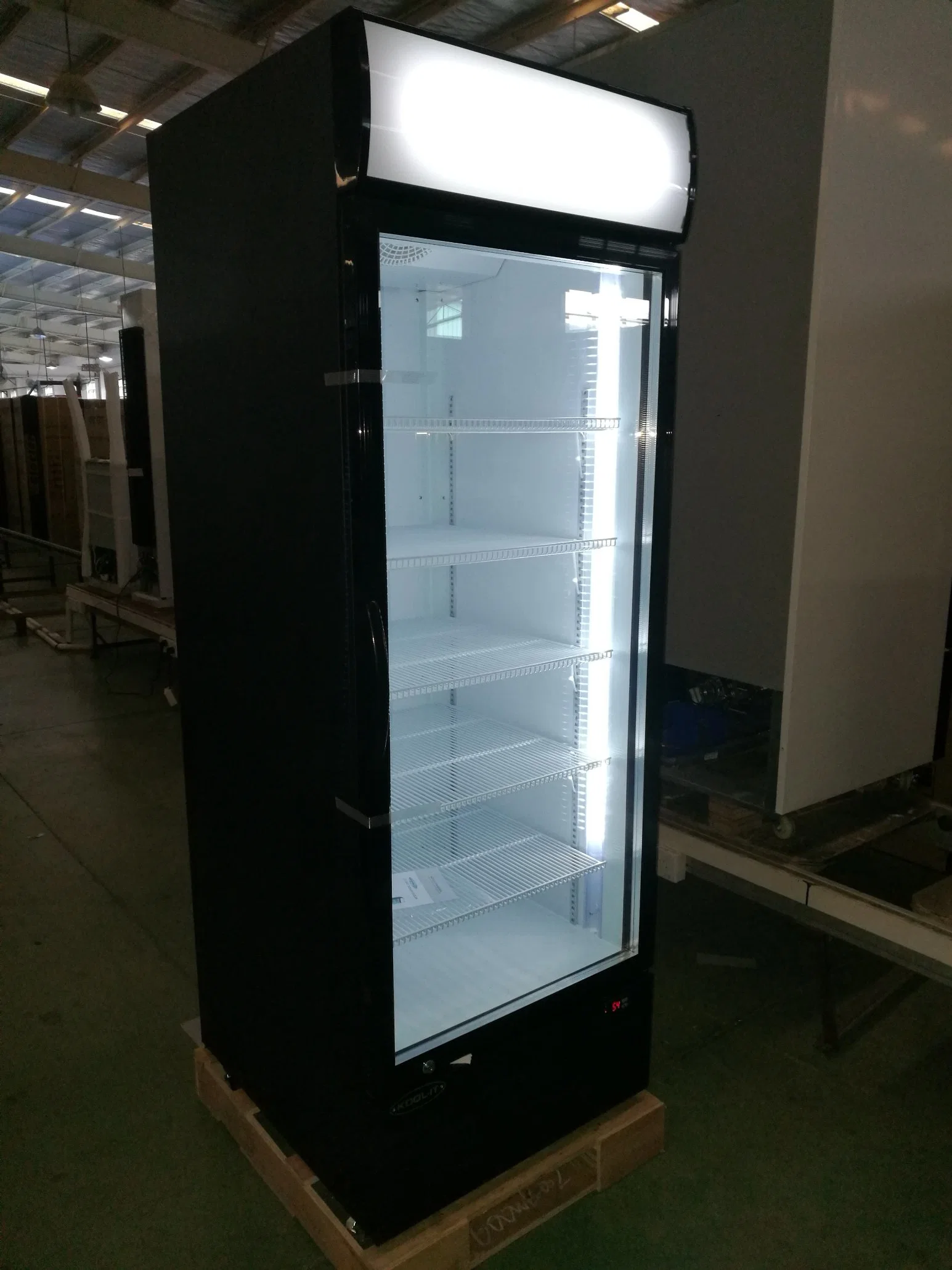 Vertical Display Cooler Auto Defrost R600A Gas Strong Cooling