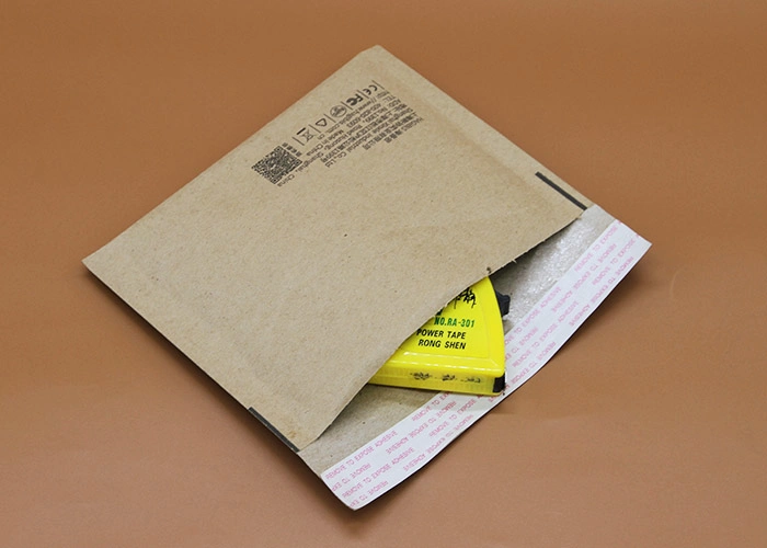 Sac d'enveloppe en papier kraft recyclé pour l'envoi de documents.