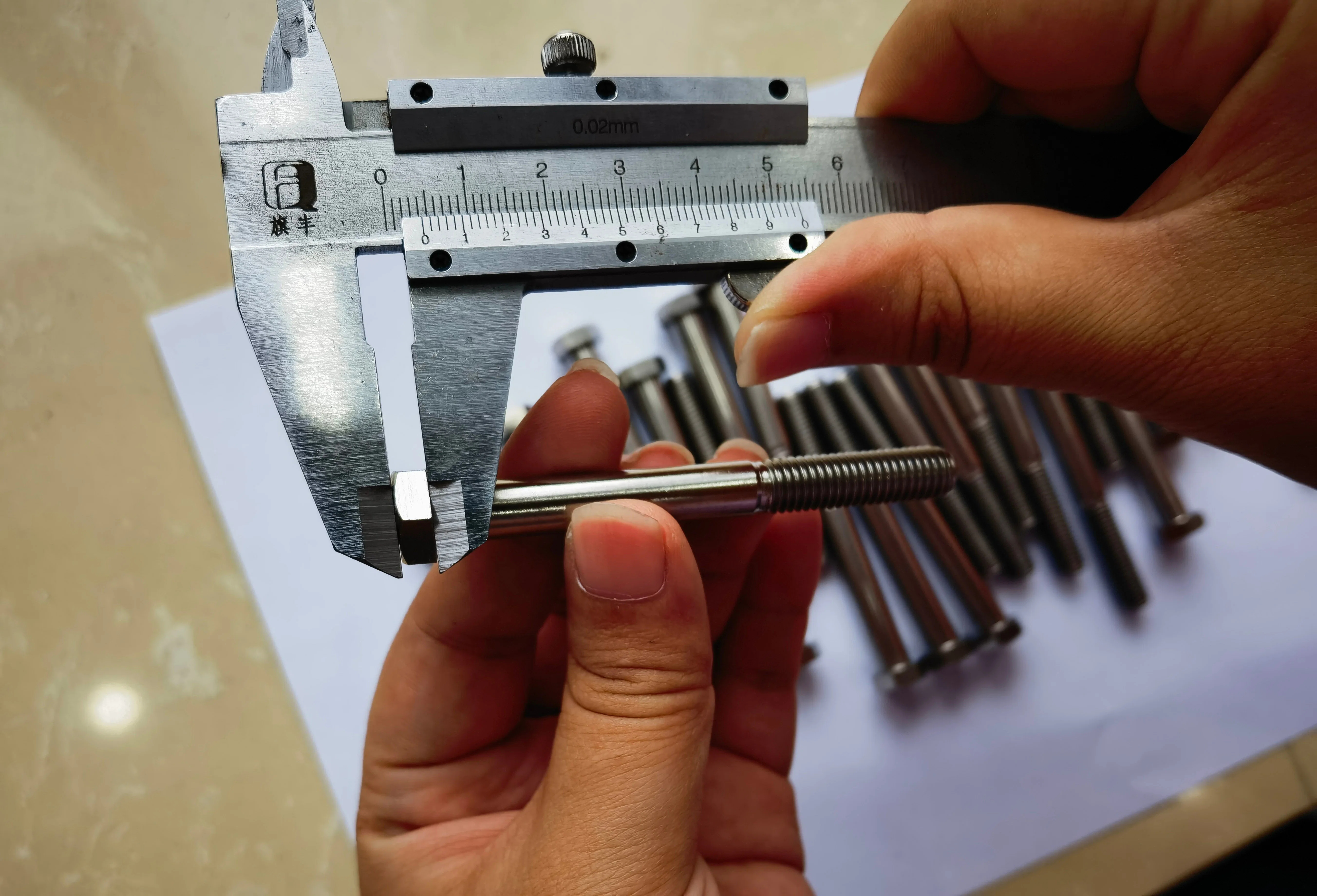 Eb personalizado de alta resistencia de brida hexagonal M8 Gr5 Ti-6Al-4V Tornillos de Titanio tornillos de titanio El titanio fijaciones