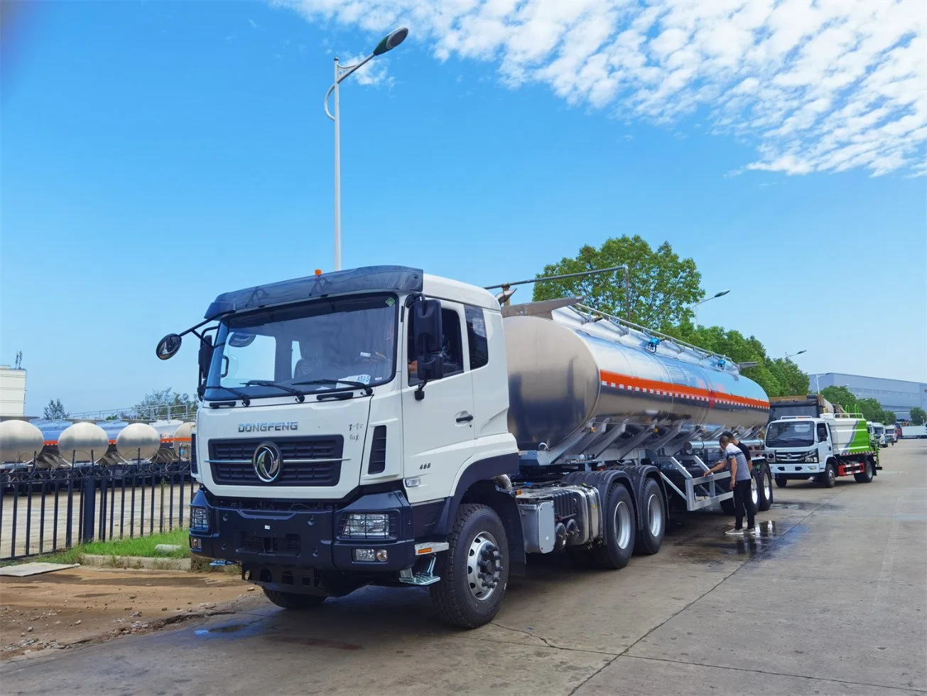 Dongfeng HOWO 2-Axis Aluminum Alloy Stainless Steel 30-40-50m3 Oil Tank Truck/Tank Truck Semi-Trailer for Oil/Diesel/Gasoline/Crude Oil/Water/Milk Transportati