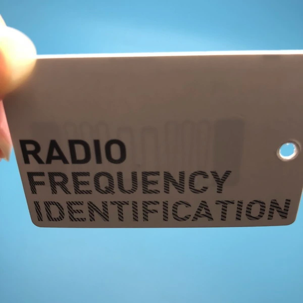 A impressão de sku Peça de vestuário Tags UHF RFID Hang Tag