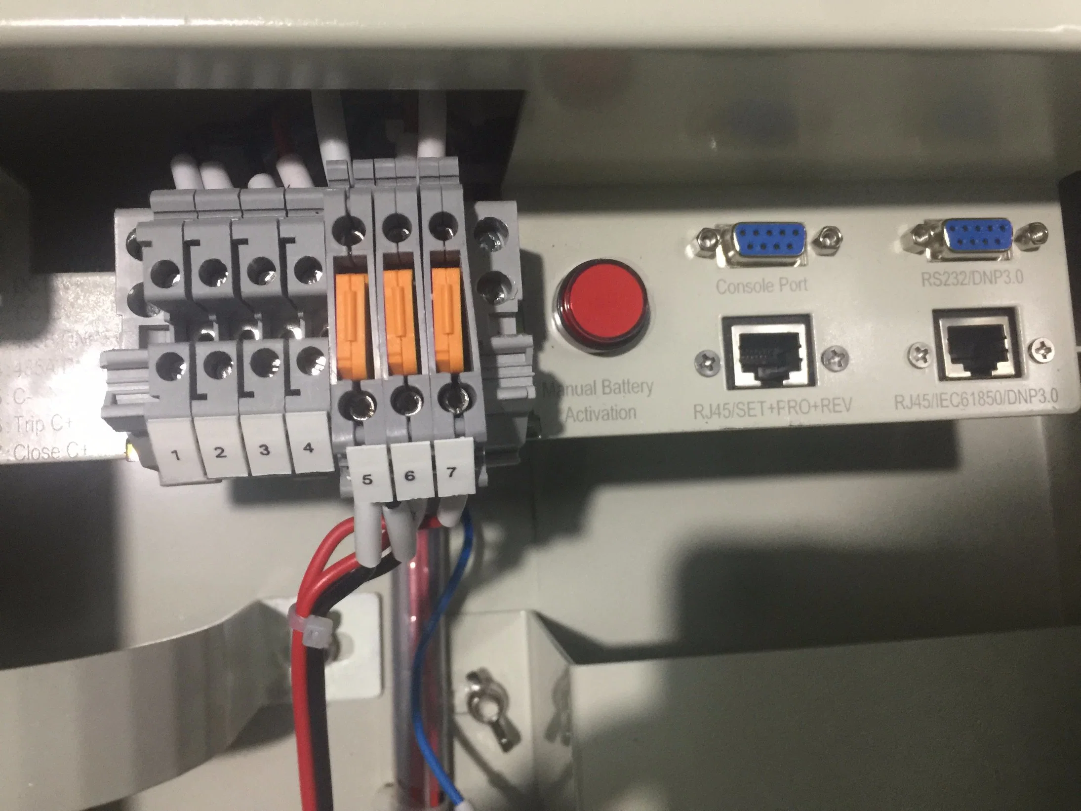 Three-Phase Automatic Recovery (RECLOSERS) Switches for 13.8 Kv Systems