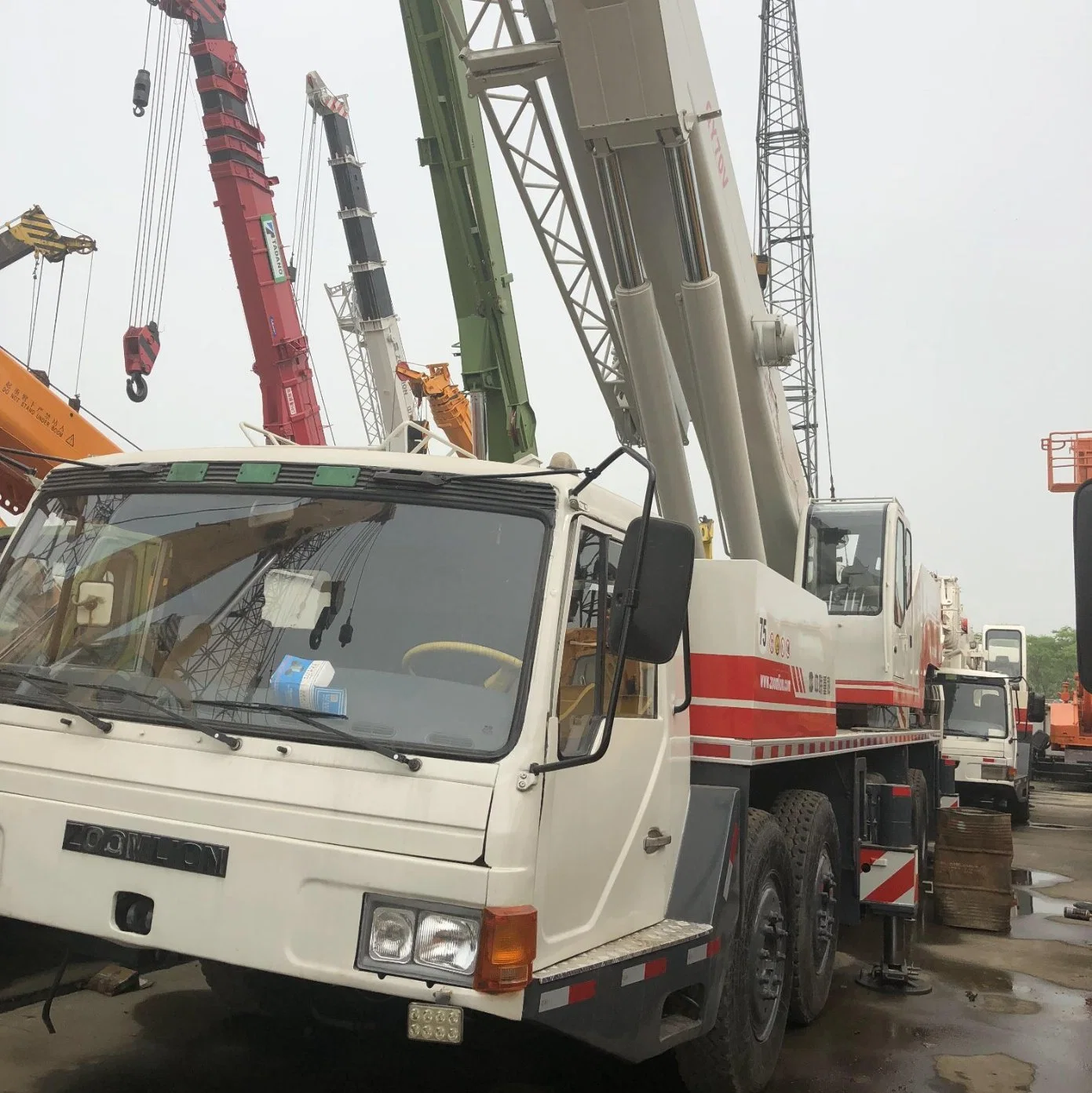 Hot Product Truck Crane Heavy Lifting Machinery 70 Tons of Truck Crane Zoom Lion Qy70V