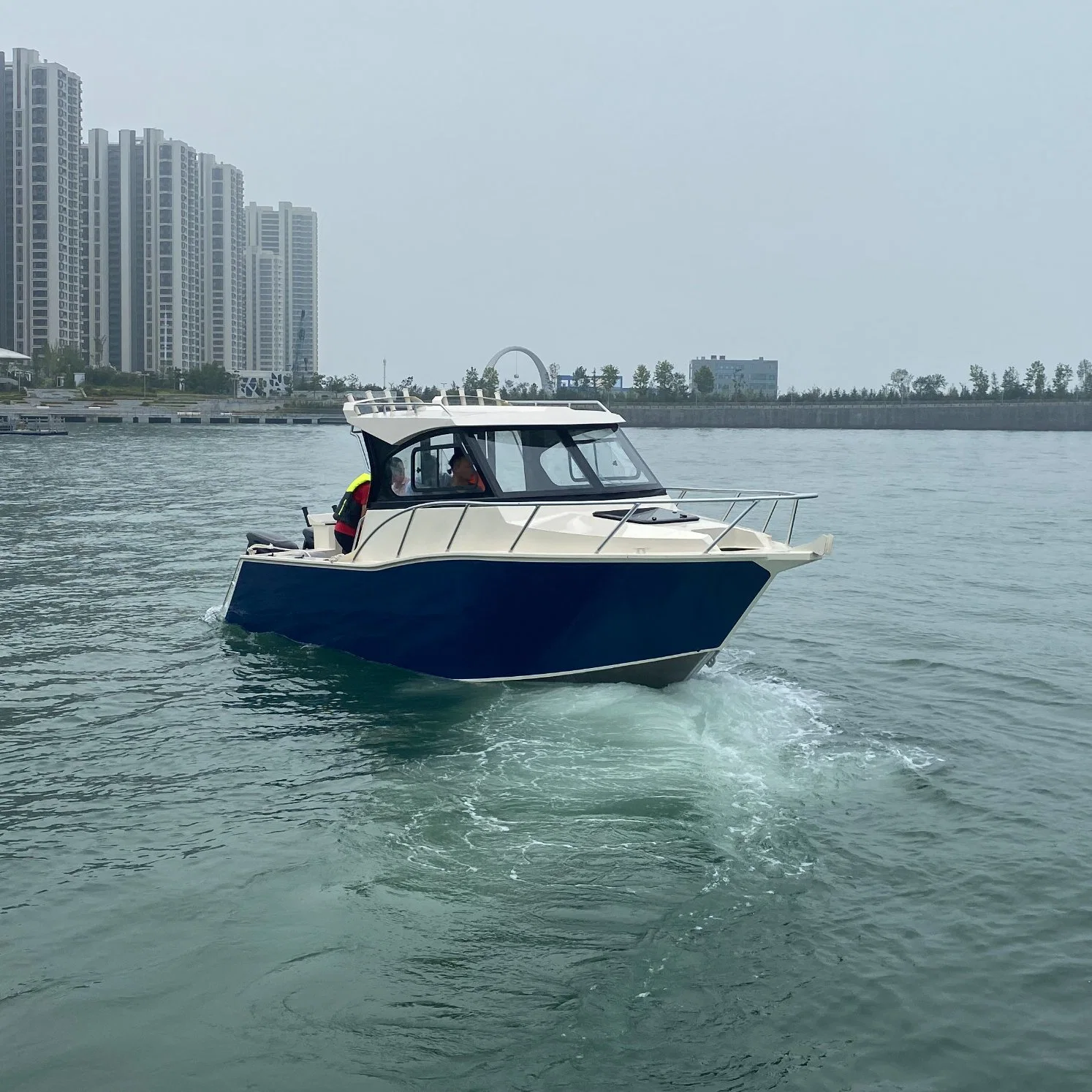 High Speed Offshore Aluminum Motor Watercraft Cabin Boat for Leisure