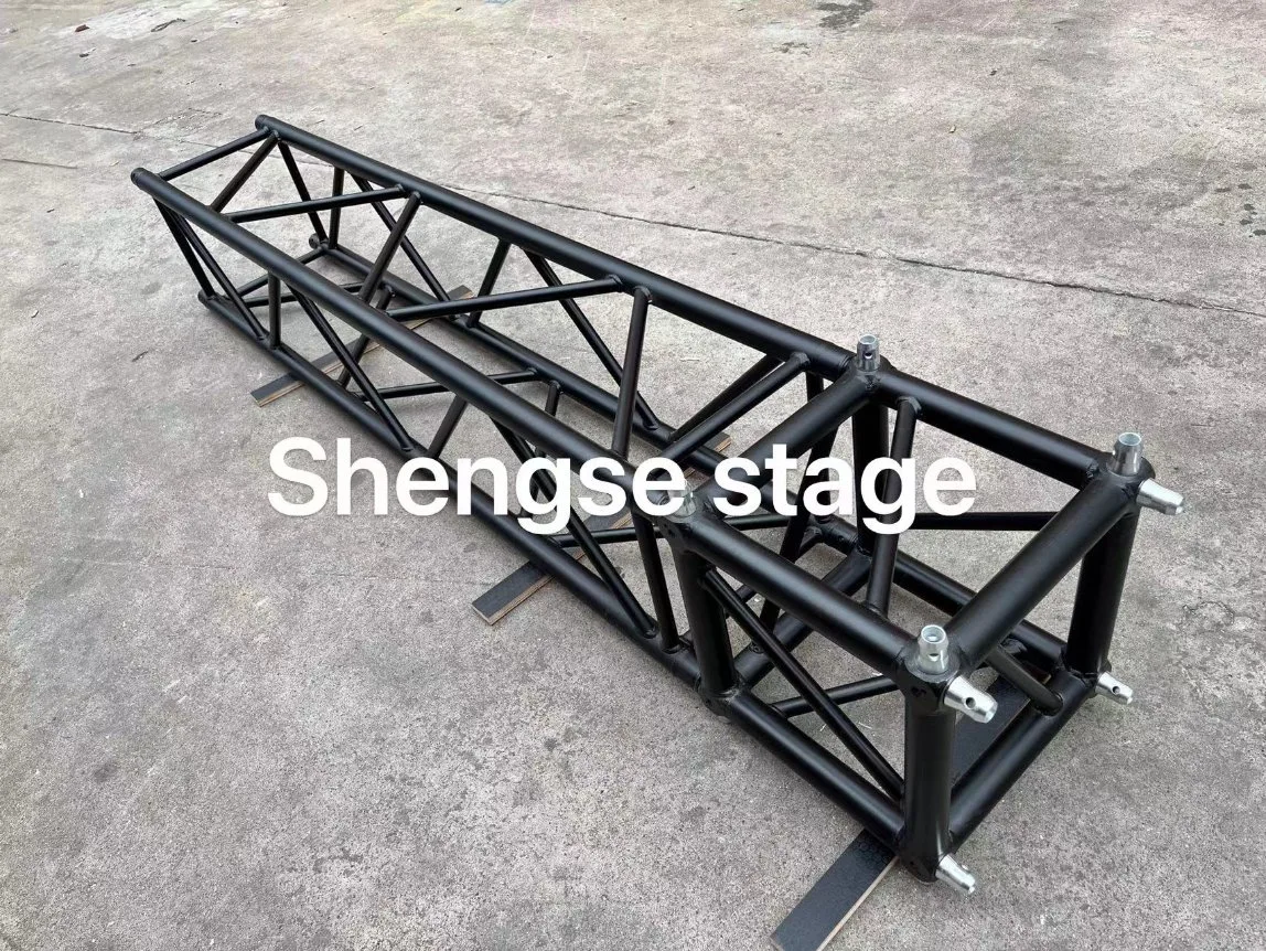 400 X 400 mm Structure en aluminium de taille moyenne Éclairage de scène Carré Truss de gréage d'événement Performance Mariage Fête Toit de scène avec une capacité de charge élevée.