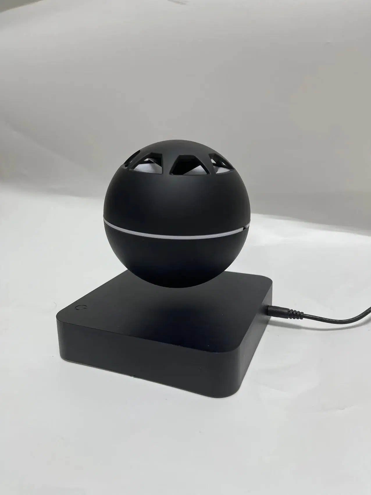 Base negra levitación magnética altavoz estéreo Bluetooth flotante para teléfono móvil