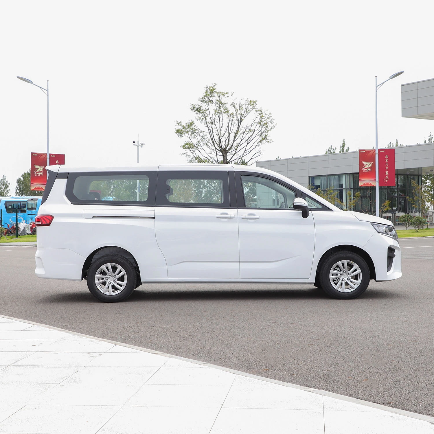 Venta caliente volante a la izquierda 7 asientos de coche de pasajeros BAW MPV eléctrico