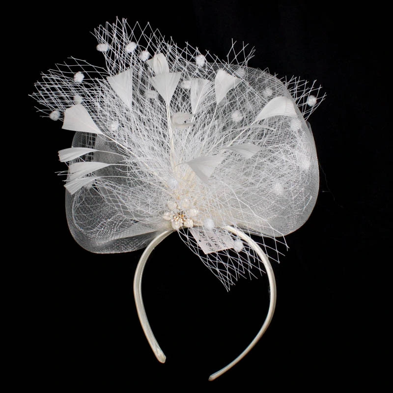 Royal Damen Weiße Feder Spitze Sinamay Custom Made Fascinators Haar Zubehör Party Hochzeit Kirche Haarband für Frauen