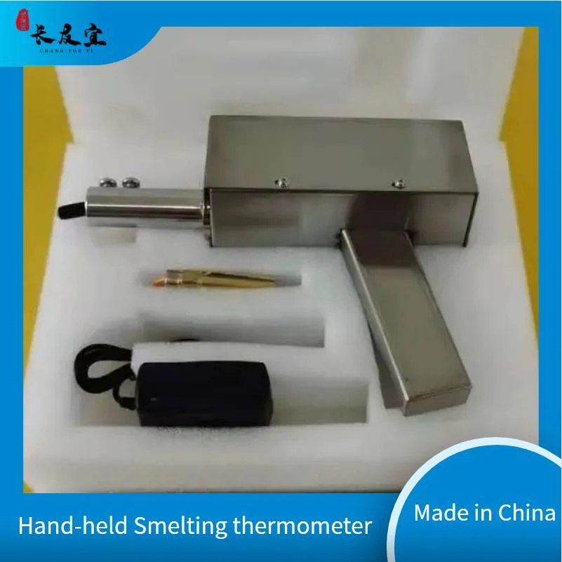 مقياس حرارة من الحديد السائل يتم الاحتفاظ به يدويًا من الفولاذ المقاوم للصدأ لقياس المعادن المنصهرة درجة الحرارة