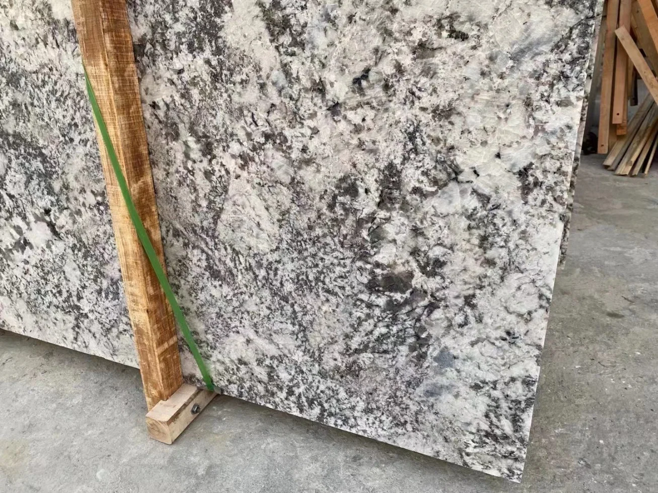 Good Price Snow Fox Granito Tile Stone for Building Countertop/Wall/Stair Granite