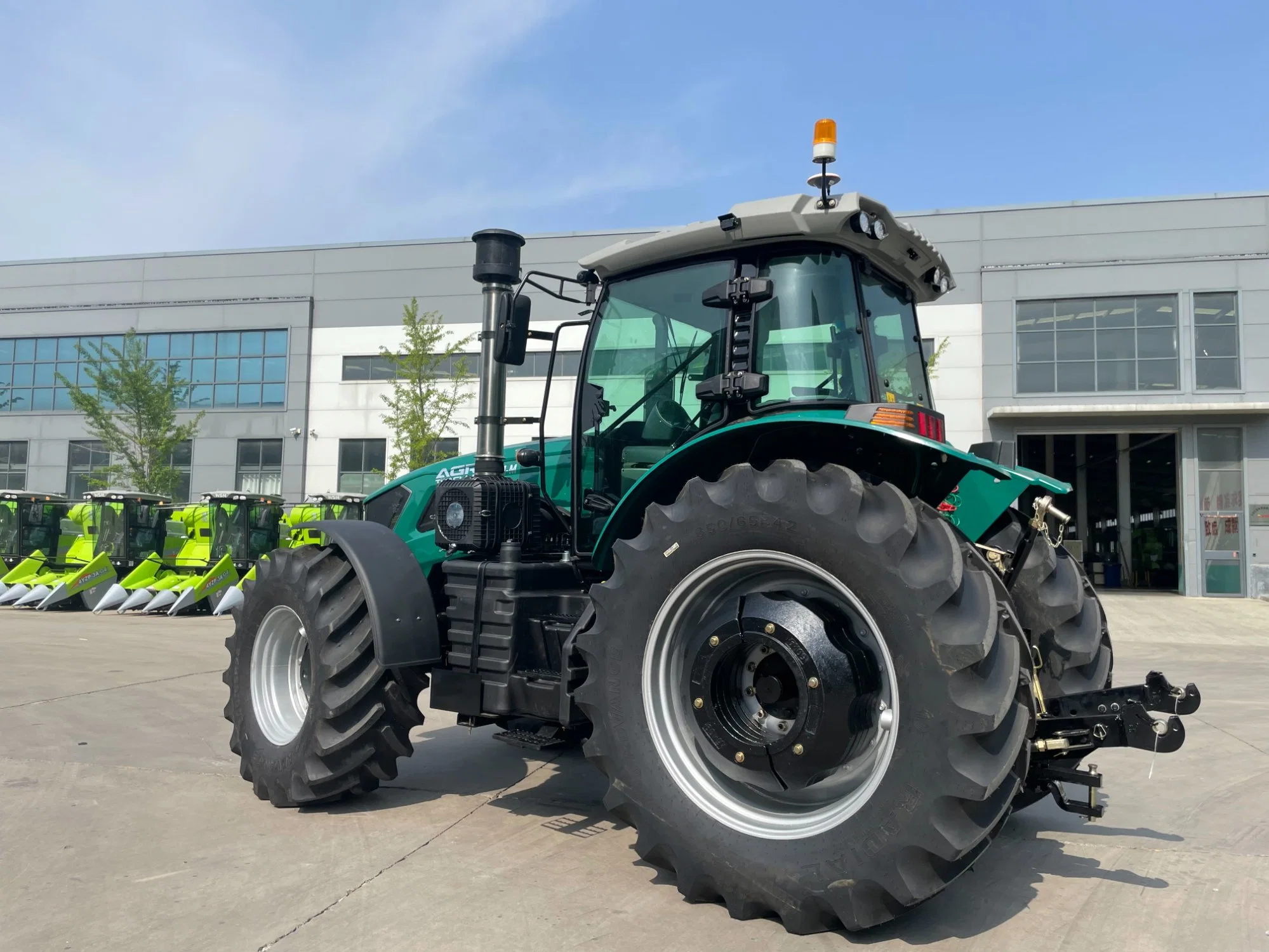 Factory Directly Supply Euro Five Yto Engine 120HP 130HP 150HP 160HP 180HP 200HP 220HP 240HP 260HP 300HP 4WD Agricultural Machinery Fram Tractor