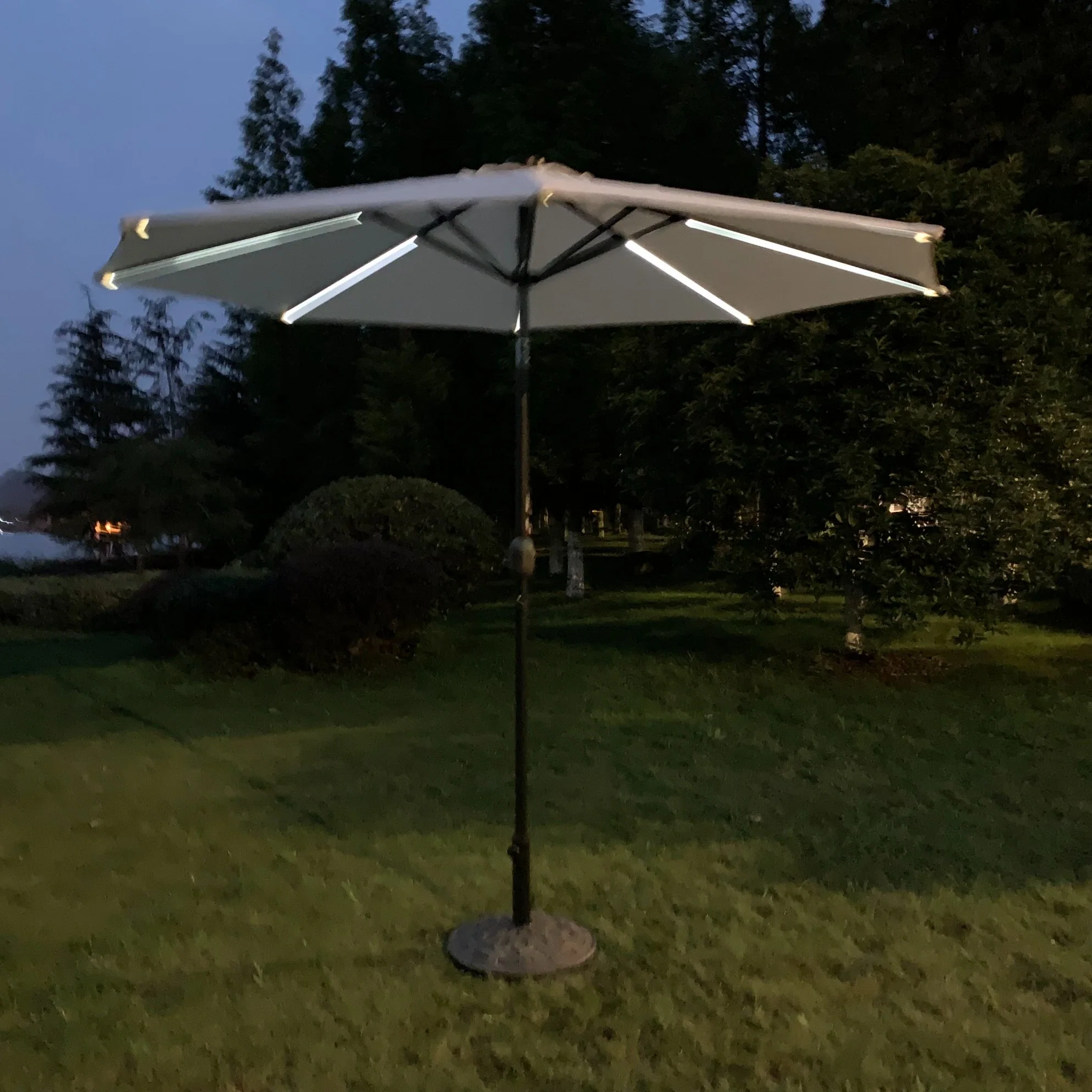 LED Parasol de jardin rond pour patio, adapté à une utilisation en extérieur.