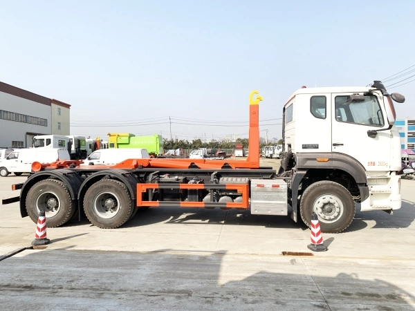 Chine Sinotruk HOWO 6X4 Heavy Duty 20tonnes Skip Loader Roll-off Chariot à accrocher poubelle Type à bras à crochet poubelle amovible Chariot