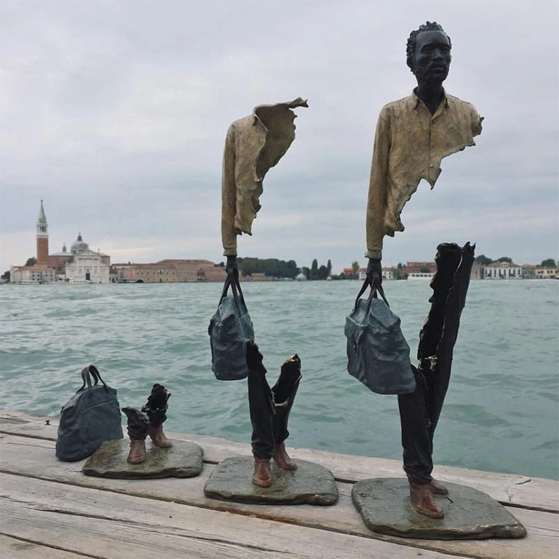 Piscina famosa escultura de bronce fundido de Bruno Catalano Turistas estatua