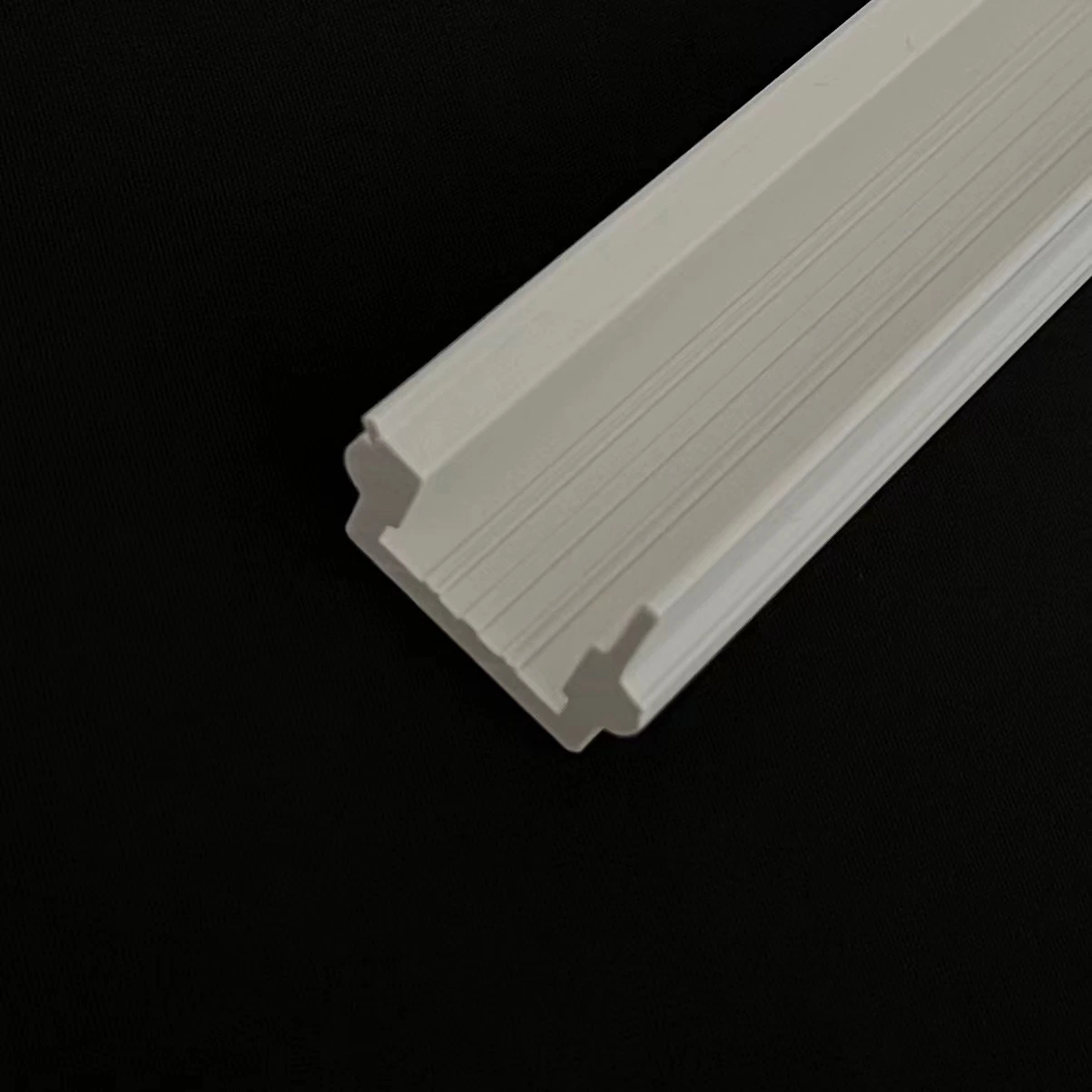 Perfil PVC extrudido em plástico branco de alta qualidade em forma de L.