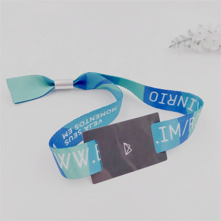 Bracelet en tissu jetable pour festival avec code QR unique et puce RFID pour événements, réunions et spectacles.