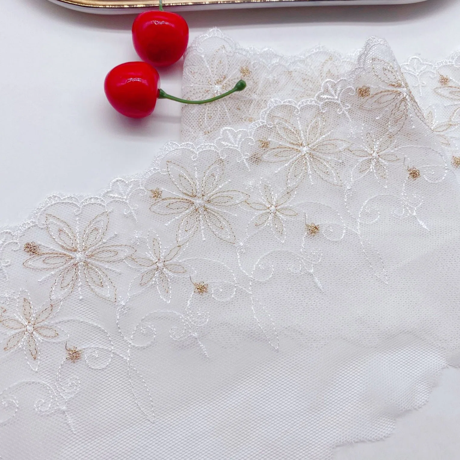 Usine chinoise de gros de la broderie de dentelle Fil d'or fleur tissu du vêtement