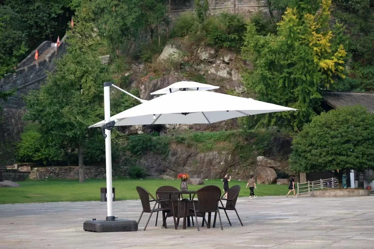 Chine Parasol Professionnel Large Cafe High quality/High cost performance Cantilever Big Resort Umbrella