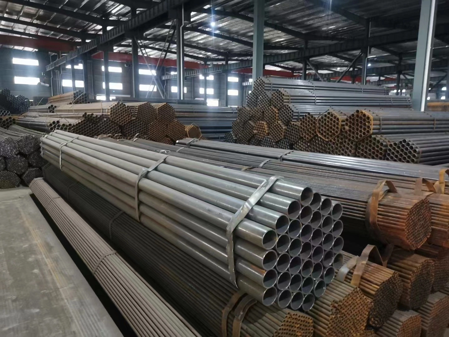 Factory Price Iron Round Pipe BS ASTM Mild Carbon ERW Welded Steel Pipes and Tubes China Made