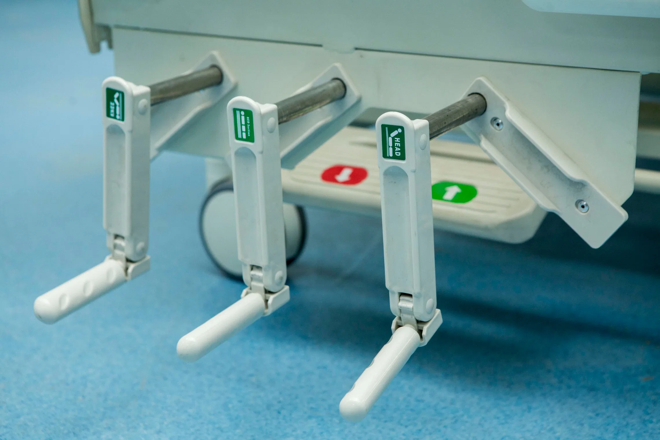 Equipement médical en acier inoxydable 3 fonction pliable pour l'hôpital de soins intensifs Lits avec roulettes